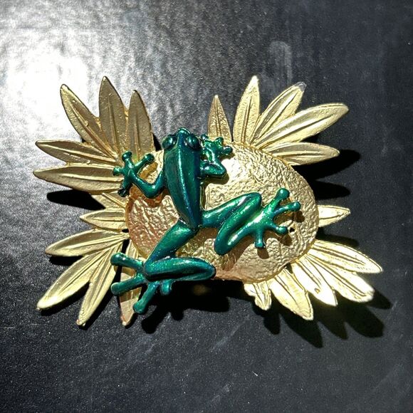 Vintage 1-7/8” x 1-1/2” Green Enamel Frog on Gold Tone Flower Leaf Brooch - Picture 1 of 4